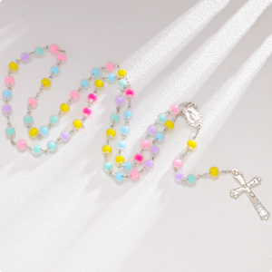 Handgefertigte Bonbonfarbene Gebetsperlen Religiöser Jungfrau-Maria Katholischer Kruzifix-Anhänger Rosenkranz Geschenk für Frauen - Product Image 2