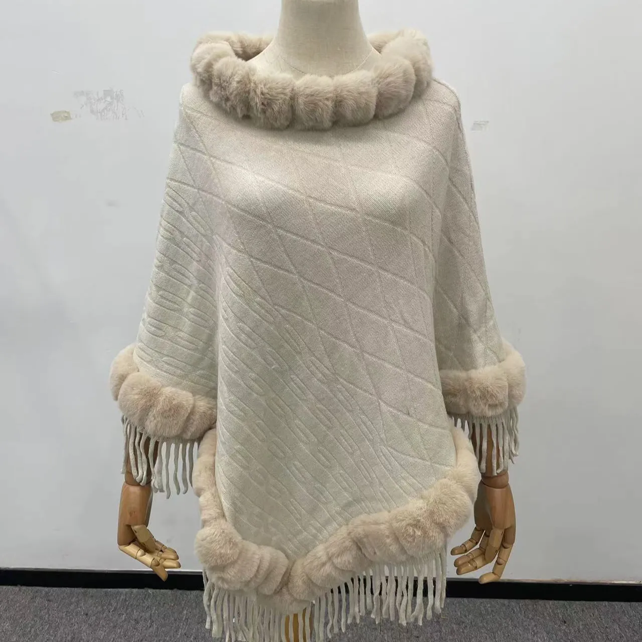 Hiver femmes poncho doux ponchos tricotés avec décoration de barre en fausse fourrure