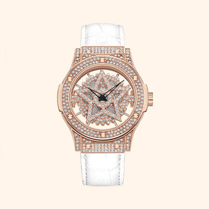 Reloj de cuarzo para mujer con diseño único, caja trasera transparente, correa de cuero genuino y esfera giratoria con diamantes. - Product Image 1
