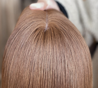 Perruque Sheitel Casher Juive en Cheveux Humains Alignés, Coupe Dégradée, Ondulation Naturelle, Dessus en Dentelle, Nouée à la Main, Sur Mesure, Vente en Gros OEM ODM