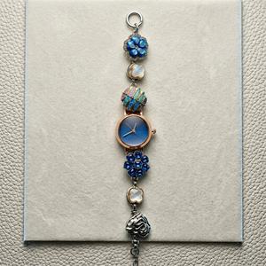 Reloj Pulsera con Dijes Zoryn |   Reloj de Mujer con Esfera Azul Oscuro Retro, Detalle Iridiscente, Zafiro, Diamantes de Imitación y Cuentas Hechas a Mano - Product Image 1