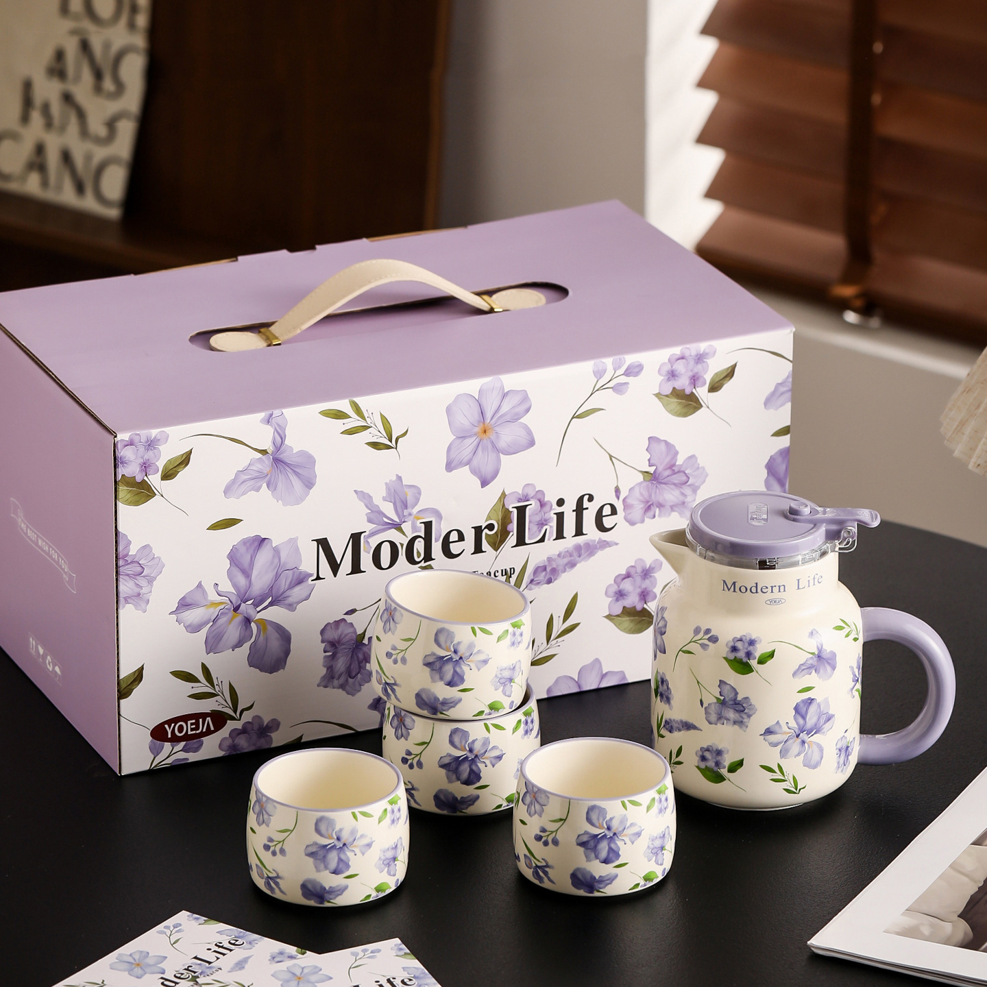 Tetera morada con 4 tazas.
