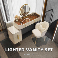 Coiffeuse moderne de luxe blanche avec miroir éclairé, chaise, table de toilette, cadre en fer, design de panneau, sur pied, chambre à coucher, hôtel, maquillage