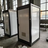 WC mobile en panneaux sandwich en acier coloré avec cuvette en céramique, réservoir d'eau, lavabo et ventilateur pour site minier