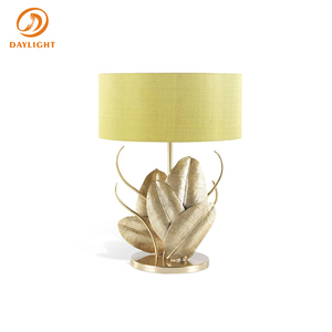 Lampe de table moderne de luxe avec base en métal doré en forme de feuille botanique et abat-jour en lin olive/vert, lampe de bureau sculpturale Art Déco pour villa - Product Image 1