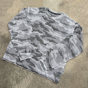 T-shirt da uomo personalizzata con stampa mimetica effetto distressed, 100% cotone, oversize, stampa all-over, maniche lunghe a nido d'ape - Product Image 2