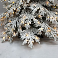 Vente en gros d'usine, arbre de Noël artificiel floqué blanc pré-éclairé en PE + PVC avec lumières LED