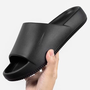 Claquettes unisexes personnalisées avec logo en EVA avec semelle intérieure en PVC Douces antidérapantes Chaussures de sport d'extérieur à bout ouvert Claquettes de plage pour l'été - Product Image 6