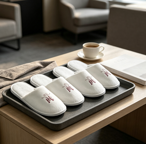 Pantoufles d'hôtel jetables de luxe en gros, personnalisables avec logo brodé, en tissu éponge doux, à bout fermé, pour hôtels et complexes hôteliers - Product Image 3