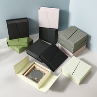 Boîte d'emballage de bijoux à rabat magnétique en forme de livre créatif pour boucles d'oreilles anneau affichage mat stratification gaufrage feuille d'or carton