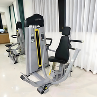 Machine de musculation commerciale pour la musculation des pectoraux assis, équipement de fitness avec pile de poids, conçue pour cibler les muscles pectoraux.