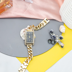 Montre à quartz rectangulaire pour femme, bracelet en alliage doré, cadran analogique avec accents de diamants, montre élégante et tendance - Product Image 5