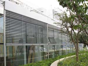 ستائر ألومنيوم أفقية كهربائية مخصصة بتصميم عصري للنوافذ الخارجية - للحماية من الشمس والتهوية - Product Image 2