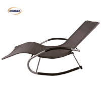 Chaise longue de jardin moderne et relaxante en tube de fer avec coussin d'appui-tête amovible, chaise à bascule incurvée pour patio extérieur