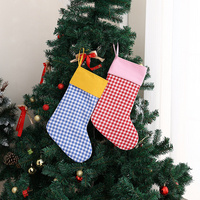 Chaussette de Noël personnalisée en toile à carreaux rouges et bleus avec bordure rose et jaune et boucle de suspension pour la décoration de la maison pendant les fêtes