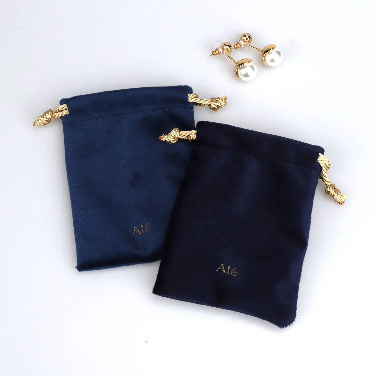 Оптовая продажа, мягкий бархатный мешочек для ювелирных изделий с золотым логотипом