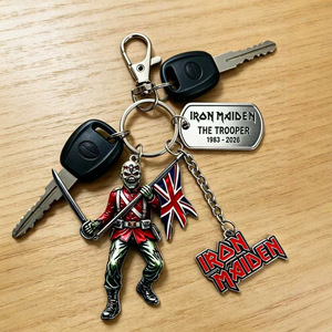Portachiavi in Metallo <span class=keywords><strong>Iron</strong></span> Maiden <span class=keywords><strong>The</strong></span> Trooper 1983-2026 con Pendente Teschio e Bandiera Union Jack - Product Image 2