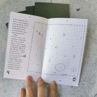 Service d'impression de brochures personnalisées à bas prix avec reliure agrafée et papier offset, tailles et couleurs personnalisées