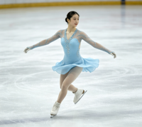 Robe de patinage artistique bleu clair, col en V, manches longues en maille, dos ouvert croisé, jupe courte ornée de strass pour adultes et enfants