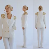 Ensemble tailleur pantalon blanc croisé pour femme 2026, avec broderie dorée sur l'épaule, coupe ajustée, vêtements de luxe sur mesure OEM ODM
