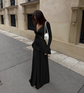 Robe longue maxi moulante blanche glamour pour femme, col en V profond, avec empiècements en dentelle, manches longues, drapée, taille nouée, idéale pour soirée romantique, mariage ou événement. - Product Image 4