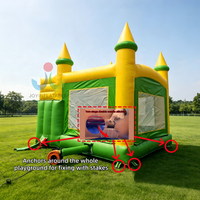 Château gonflable jaune-vert avec toboggans pour les aires de jeux pour enfants, les parcs, les festivals, les activités scolaires
