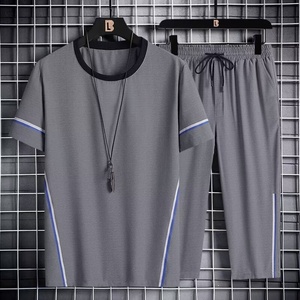 Ensemble de survêtement décontracté pour homme en soie glacée, respirant, à manches courtes et pantalon, couleur unie, grande taille, idéal pour l'été - Product Image 1