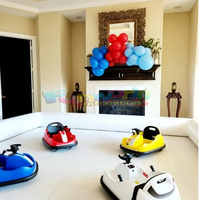 Aire de jeux gonflable pour enfants en PVC avec voitures tamponneuses et circuit de course, comprenant un souffleur - pour les courses de karts et les divertissements de fête