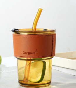 Taza de vidrio con logotipo personalizado disponible a precio económico, con funda de cuero para jugo, café y otras bebidas. - Product Image 4