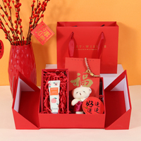 Coffret cadeau rouge avec ours en peluche, carte de voeux et bonbons pour le Nouvel An chinois