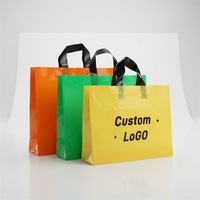 Sac fourre-tout en plastique LDPE de haute qualité avec poignée souple, logo personnalisé, pochette de shopping pour l'emballage de marchandises de magasin de vêtements