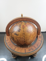 Globe nautique en laiton coulé à la main de style antique avec base en bois antique unique pour la décoration de bureau