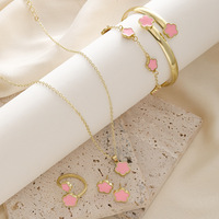 Ensemble de bijoux trèfle à cinq feuilles très prisé, collier simple motif fleur porte-bonheur avec goutte d'huile, accessoire polyvalent pour les mains, boucles d'oreilles, ensemble 5 pièces