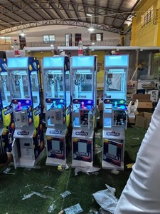 Nouvel arrivage de machine à <span class=keywords><strong>grue</strong></span> <span class=keywords><strong>électrique</strong></span> commerciale à petites griffes jouets d'arcade bon marché pour le jeu de poussoir de pièces de monnaie pour le shopping jeux à pièces - Product Image 4