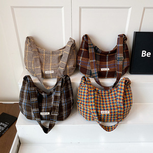 Nuevo Bolso Tipo Dumpling de Lana Sólida, Portátil, Ligero, de Gran Capacidad, Bolso Tote Cruzado con Cadenas, Cierre Abierto, Estilo Vintage para Mujer - Product Image 1
