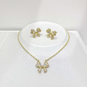 Juego de joyería de regalo chapado en oro sobre plata 925, hermoso y lujoso, para novias, con diseño de mariposa, collar y aretes. - Product Image 1