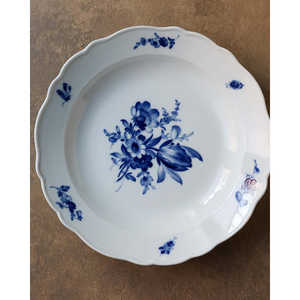 Assiette de mariage artisanale Mirellas Meissen, motif fleur bleue, plat de service pour événements, motif personnalisable, offert aux hôtels, échantillon disponible - Product Image 3