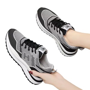 Nouvelle Arrivée Chaussures de Sport Décontractées Classiques à Lacets pour Femmes Respirantes Blanches Baskets de Course Semelle en Maille Tige en Tissu Haute Qualité - Product Image 6