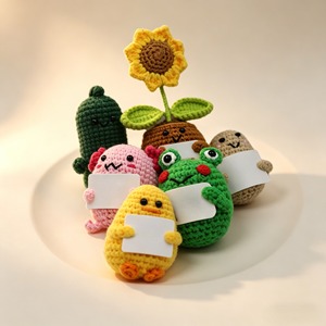 Vente en gros de jouets et cadeaux mignons en fil tressé à la main, poupées-légumes en crochet à énergie positive - Product Image 1