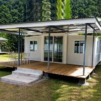 Maison conteneur blanche extensible avec véranda en bois étendue, bâtiment modulaire préfabriqué, pod mobile avec terrasse et toit supplémentaire