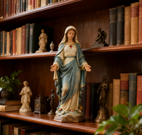 Statue de la Vierge Marie personnalisable avec robe bleue et blanche et base florale, mains ouvertes, expression sereine