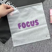 Emballage en poly-sacs mat avec logo personnalisé pour marque de vêtements sac à vêtements givré à fermeture éclair t-shirt en plastique maillot de bain poly sacs à fermeture éclair