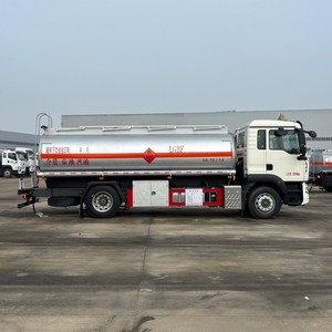 Camion-citerne à carburant HOWO TX 15000L avec distributeur et compteur pour la livraison et le ravitaillement de carburants inflammables - Product Image 4