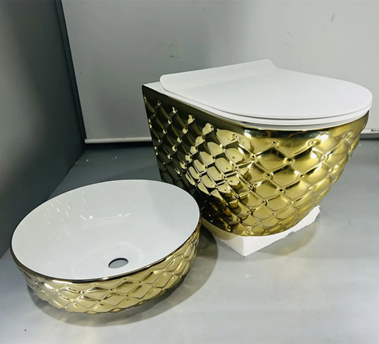 चीनी मिट्टी सोना रंग शौचालय का कटोरा बेसिन बाथरूम गोल्डन दीवार लटका शौचालय नवीनतम शौचालय का कटोरा डिजाइन