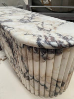 Dessus de table basse en marbre d'alto Calacatta cannelé avec pied en marbre d'alto côtelé pour dessus de table dans le salon