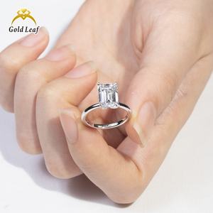 Anillo de Compromiso y Boda de Lujo Personalizado en Oro Platino de 14K para Mujer, con Diamante Cultivado en Laboratorio de 2CT VVS D, Corte Esmeralda, con Certificado IGI - Product Image 4