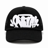 Gorra de béisbol de malla de espuma negra al por mayor con patrón de grafiti personalizado, 100% poliéster, ribete de cuerda, estilo urbano, para hombre y mujer