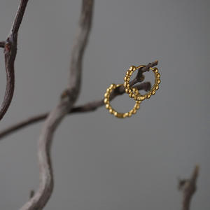 Pendientes Minimalistas Impermeables, Chapados en Oro de 18k PVD, Acero Inoxidable Plateado, Mini Pendientes de Aro con Cuentas para Uso Diario - Product Image 3