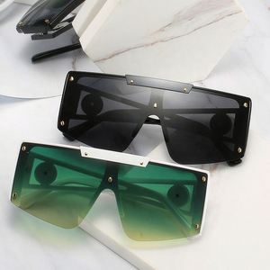 Nouveautés Mode Lunettes de soleil surdimensionnées carrées pour femmes avec logo personnalisé, dégradé, monture large et rivets, protection UV400 - Product Image 2
