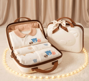 Set de 24 Piezas de Ropa de Bebé Blanca, Regalo de Ropa de Algodón Suave para Bebés con Babero, Toalla, Manta Envolvente, Juguete de Peluche y Maleta Portátil para Recién Nacidos - Product Image 4